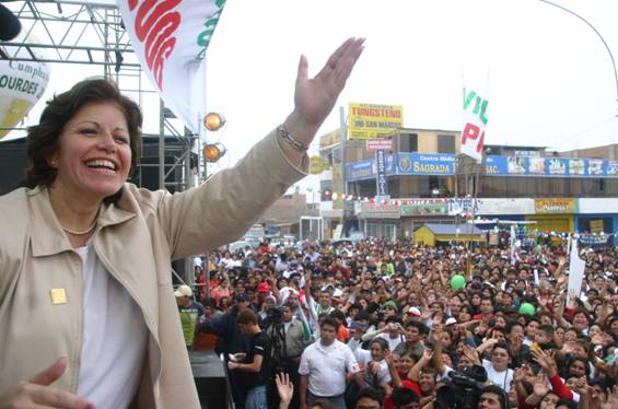 Lourdes Flores w czasie kampanii w 2005 roku/ źródło Wikipedia