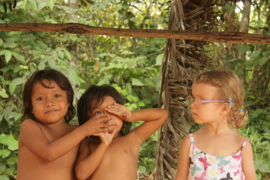 Matylda z dzieciakami z plemienia Yagua.