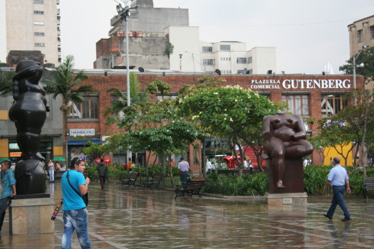 Rzezby w centrum Medellin