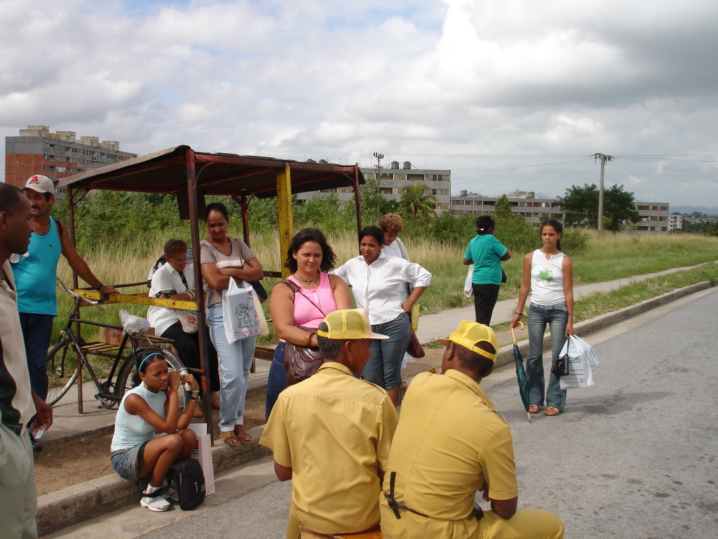 Na Kubie łapaniem stopa zajmuje się państwowy urzędnik "amarillo", a chętni czekają niczym na przystanku autobusowym/ fot. Marcin Plewka