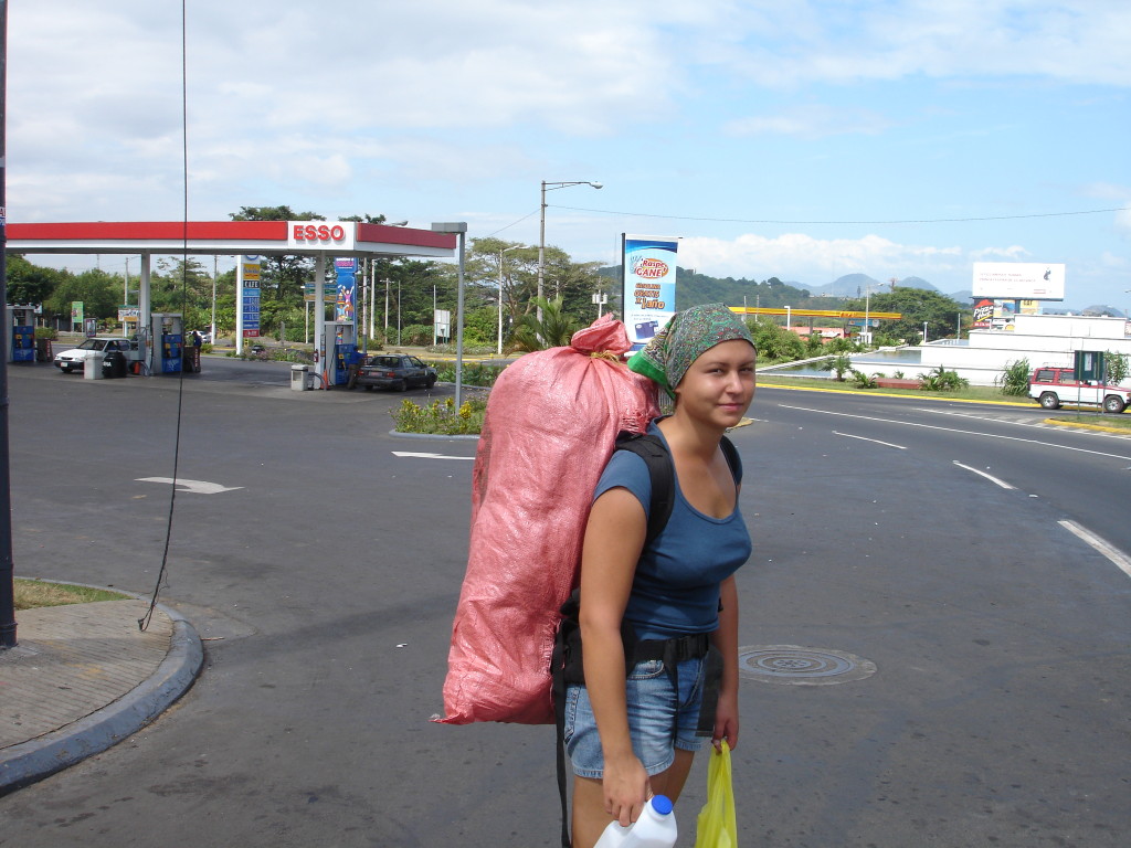 Zawsze najlepiej łapać stopa, pytając ludzi kierowców na stacji benzynowej. Ola w Nikaragui/ fot. Marcin Plewka