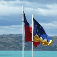 A nad wszystkim czuwają flagi Chile i prowincji Magellanów i Antarktydy 