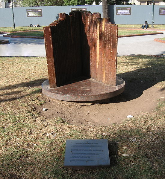 Pomnik poświęcony ofiarom zamachu z 1994 roku ustawiony przed Pałacem Sprawiedliwości w Buenos Aires. fot Wikipedia