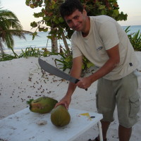 Ta maczeta jest zbyt tępa a kokos zbyt twardy, pierwsza w moim życiu próba rozprawienia się z tym owocem. Nieudana...
