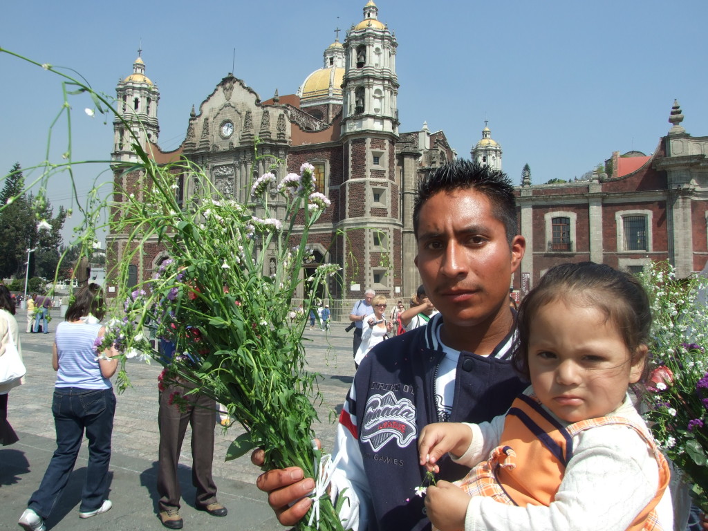 Meksykanie całymi rodzinami odwiedzają sanktuarium Matki Bożej.