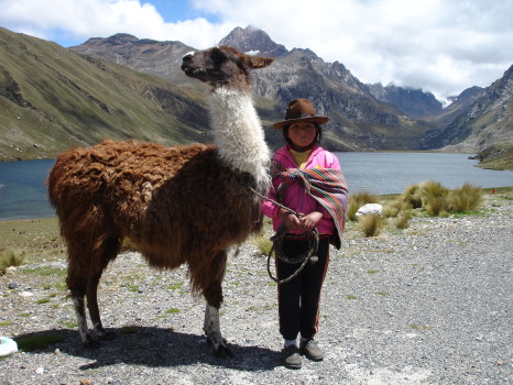Dziewczynka ze swoją lamą pozuje dla turystów, Huaraz, Peru/ fot. Marcin Plewka