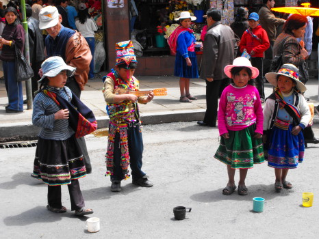 W dzień Wszystkich Świętych można trochę zarobić występując przed wejściem na cmentarz. La Paz, Boliwia/ fot. Ola Szmigiel