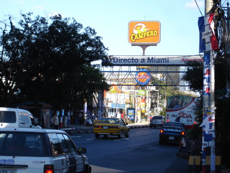 "Directo a Miami?" (reklama linii lotniczych w San Salwador) - niewielu może sobie na to pozwolić/ fot. Marcin Plewka