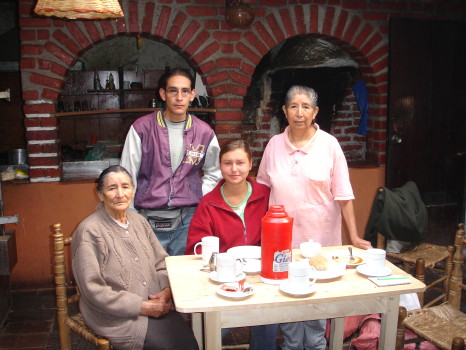 W restauracji. Od lewej: babcia, Carlos, ja, mama