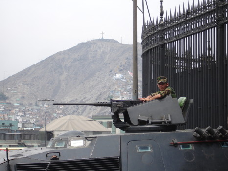 Czołg ochraniający Pałac Prezydencki, w tle wzgórze San Cristobal
