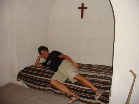 Marcin przymierza się, żeby zamieszkać w klasztorze/ fot. Ola Plewka