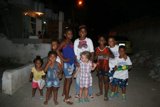 Matylda z dzieciakami z La Boquilla.