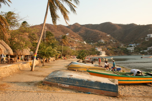 Kolorowe łódki na plaży w Taganga.