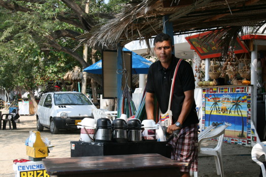 Słodka kawa tinto (czarna) czy con leche? Sprzedawca na plaży