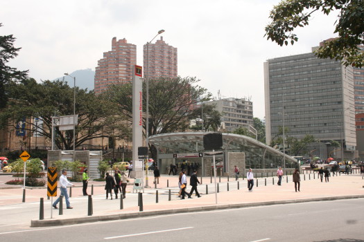 Stacja Transmilenio w centrum Bogoty.